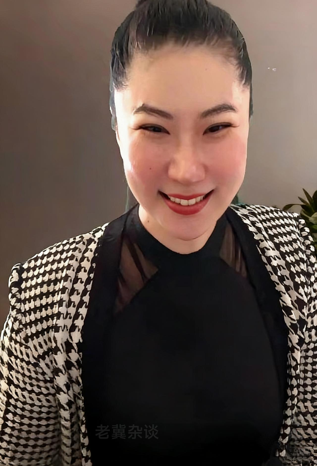 把自己最好的12年，给了一个大49岁的男人。谢贤70岁那年，遇到21岁的Coc