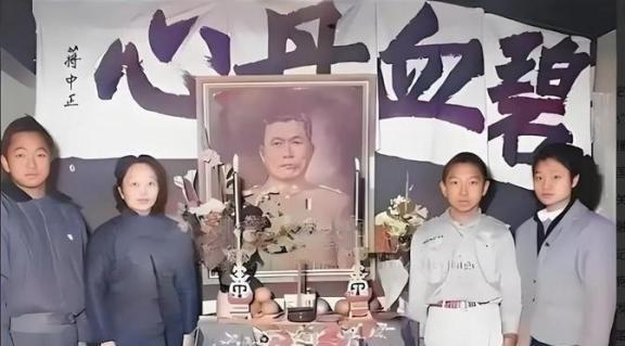 1949年，国军中将邱清泉战死后，他的妻子叶蕤君来不及哀痛就慌不迭地带着孩子们南