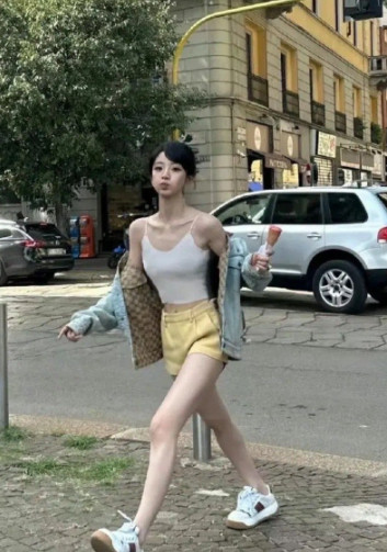 被娃娃脸的田曦薇给骗了，原来她这么高