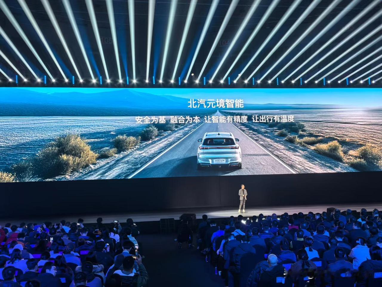 开的是增程车，静谧却像是纯电车。还配备了宛如真人驾驶般的驾驶辅助系统。而且，它是