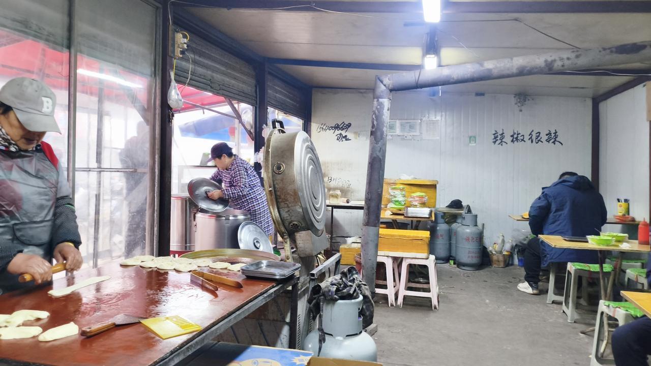 沈阳苏家屯金山百合市场吊炉和豆腐刀不错，周末没事瞎溜达，发现这个地方竟然有早餐，