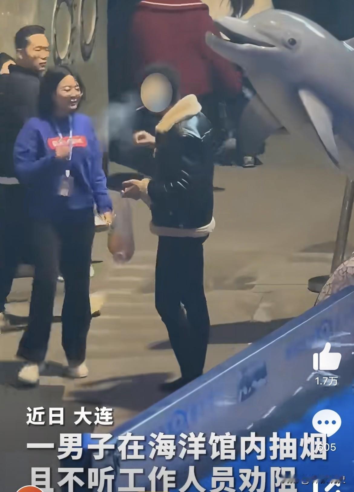 最近大连圣亚海洋世界里的一头白鲸成了网络红人。[无奈吐舌]一名游客在馆内抽烟，尽