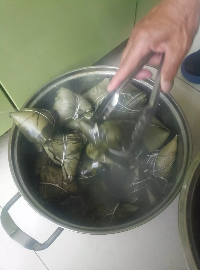 昨天中午做饭时就把粽叶烫出来了，买的五把粽叶六斤多糯米。以为粽叶一袋只有十五片，