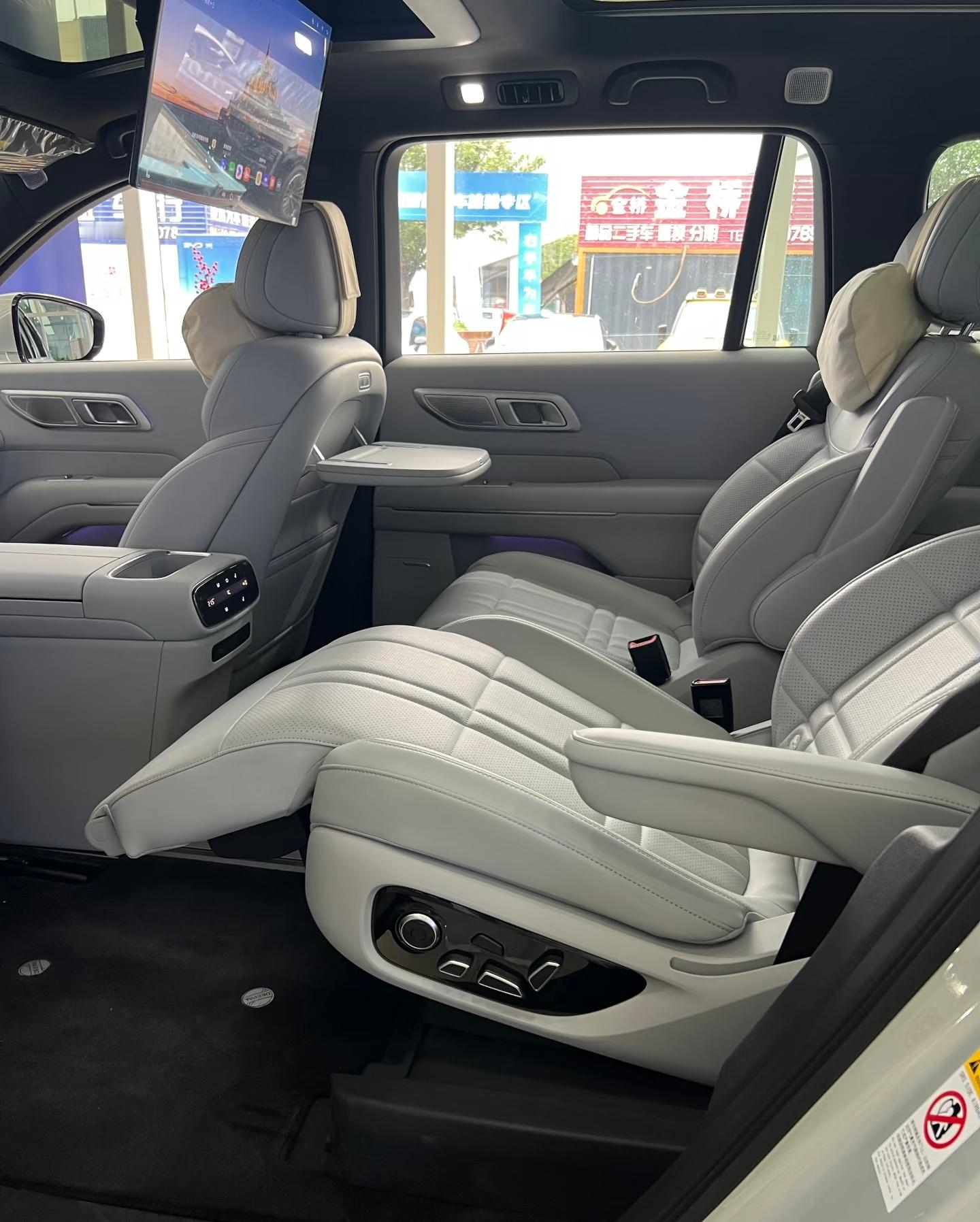 不完美，但是足够美的一辆车。试驾完深蓝S09真的挺惊喜，我觉得它是很懂家用的大六