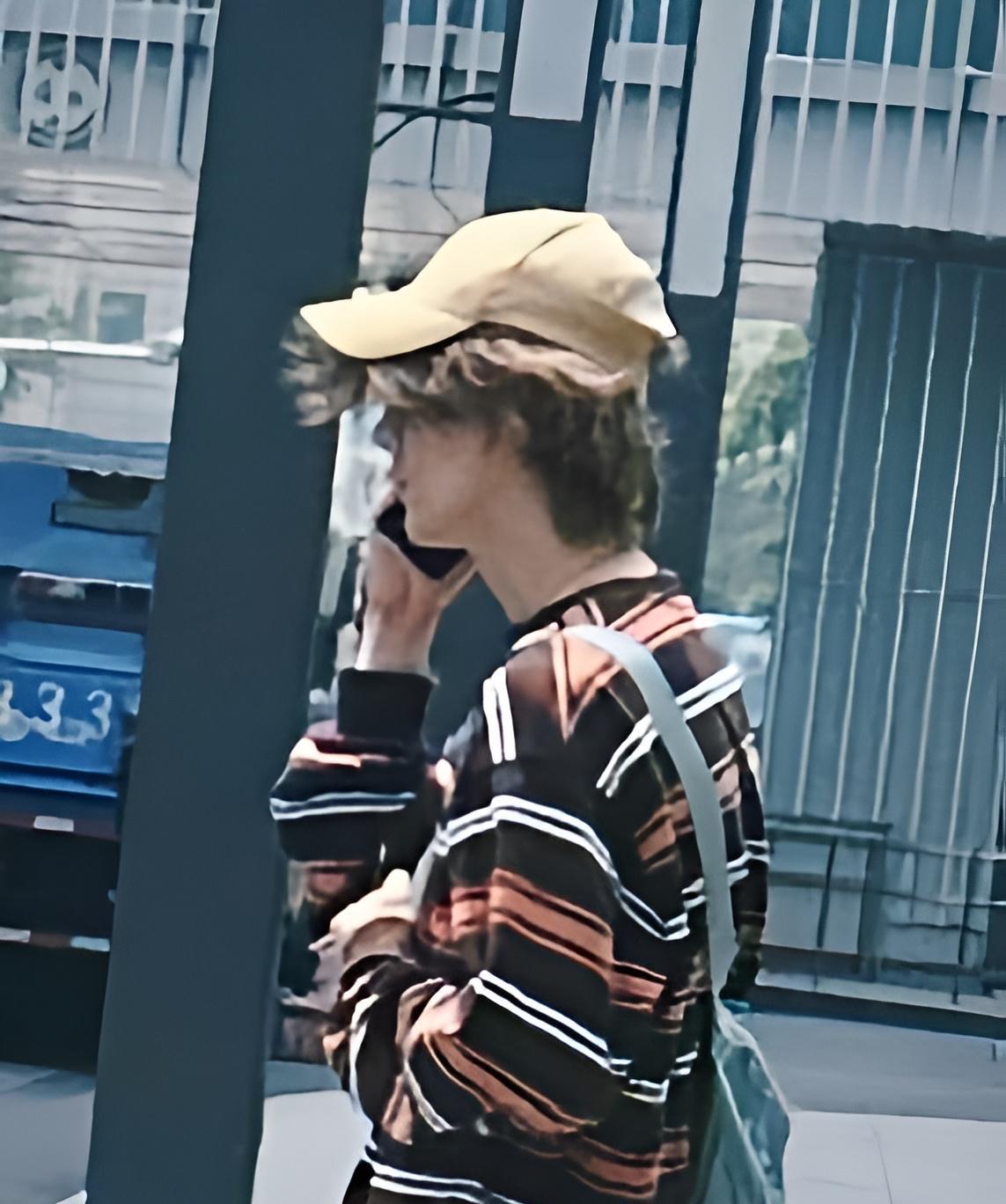 网友在北京国贸偶遇鹿晗，胡子拉碴，瘦的都不成样子了。看来他还没走出来，关晓彤