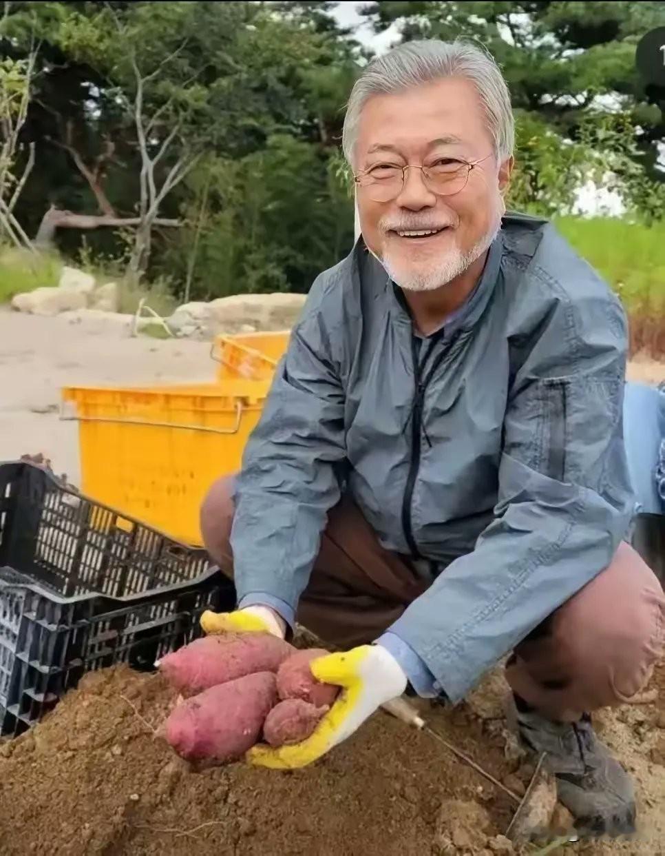 请记住这位老人，他就是韩国政坛唯一保持功成身退的总统，文在寅。2022年5月