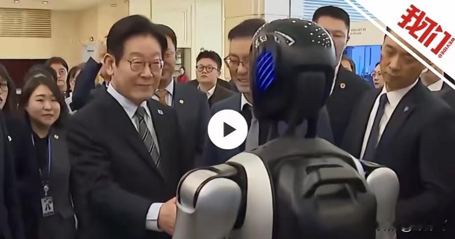 李在明为什么要半路“逃跑”？别信什么行程太忙的鬼话。他是怕面子挂不住。看看咱们上