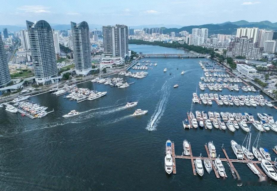 海南封关，这泼天的富贵，又和咱沾不上边儿。不光沾不上，还得压