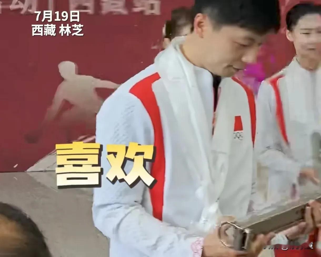 马龙西藏行遇到困扰！马龙西藏行收货了一辆高铁模型，从马龙的表情来看，非常喜欢，