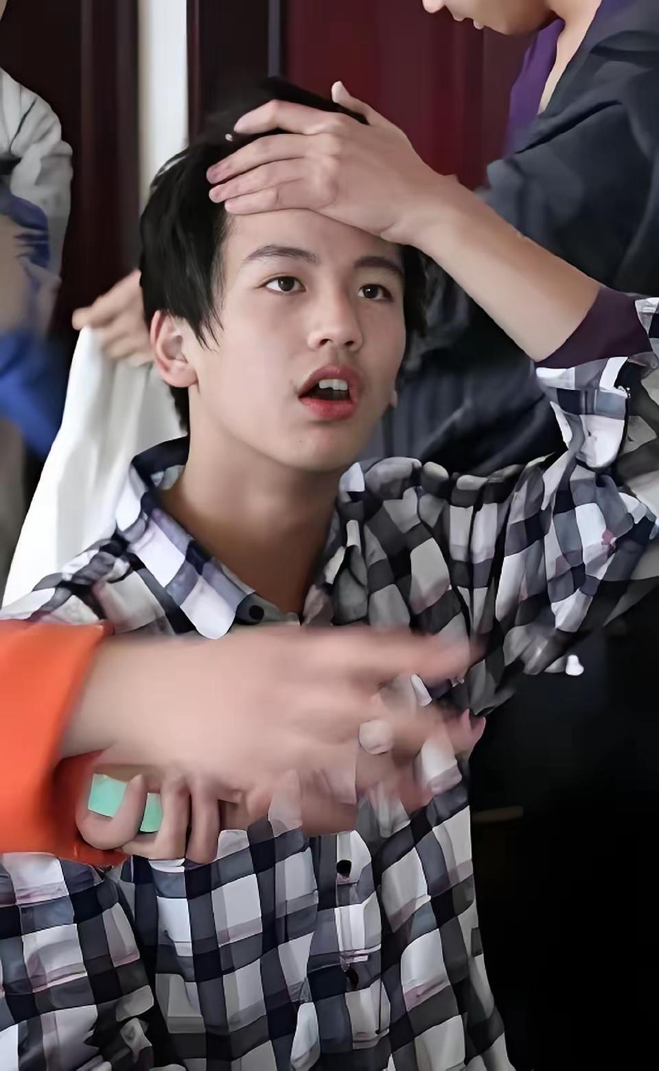 张凌赫是硬捧出来的吗？查了下他的学历，有点被吓到了。张凌赫不是科班演员出身，