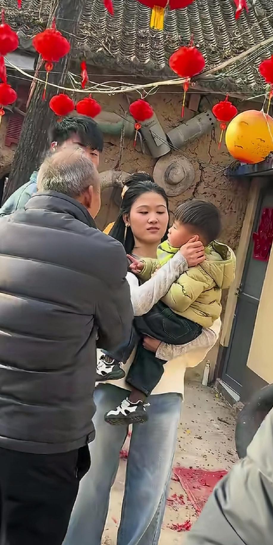 大衣哥儿媳妇在大姑姐结婚当天尽显低调，抱着两岁多的顺顺，不往镜头前靠，越是想低调