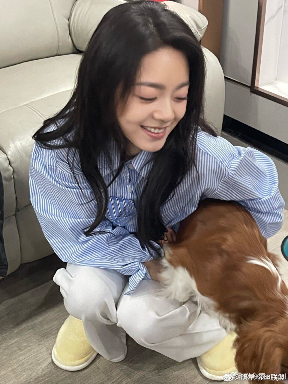 赵今麦抱拿铁合照赵今麦微博更新！居然是抱着拿铁的合影，又是羡慕拿铁的一天～