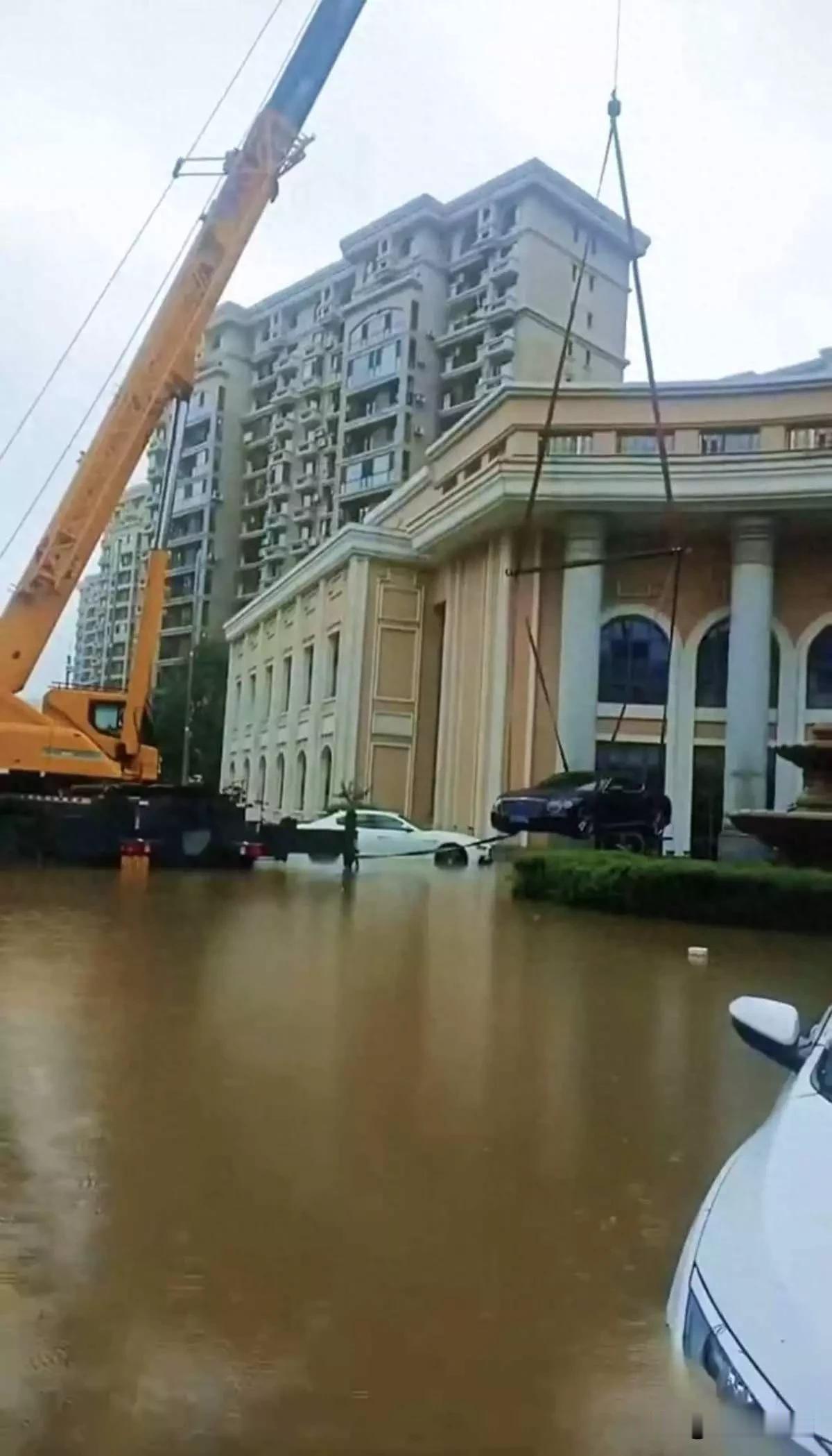 沈阳一宾利车主用大吊车吊起爱车避免泡水，当地居民：今天水已退，拖车拖了一上午的泡