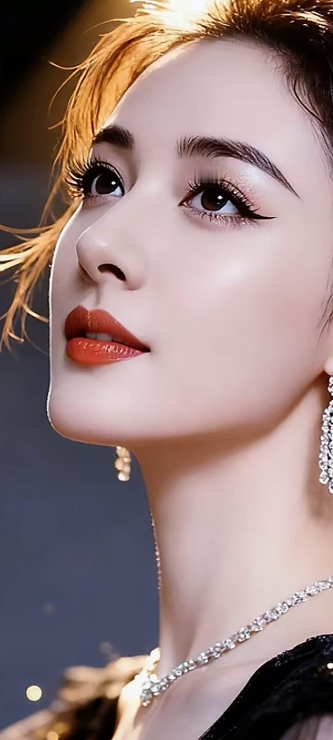 优雅红唇，闪耀珠宝，尽显迷人魅力！💄✨💎