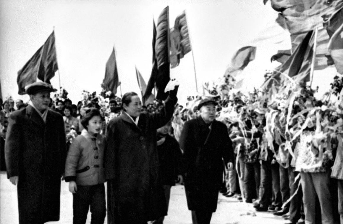 1964年，时任上海市委第一书记的陈丕显与市长曹荻秋等领导迎接宋庆龄到上海视察的
