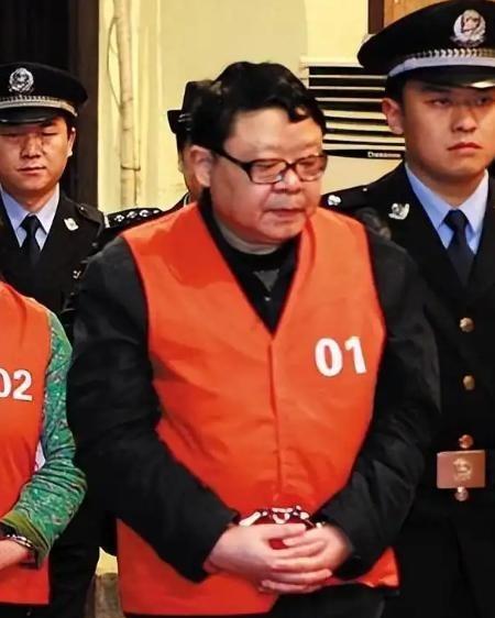 2009年，文强戴着手铐在看守所简易床上假寐，身着白背心、盖墨绿被子。这位曾品学