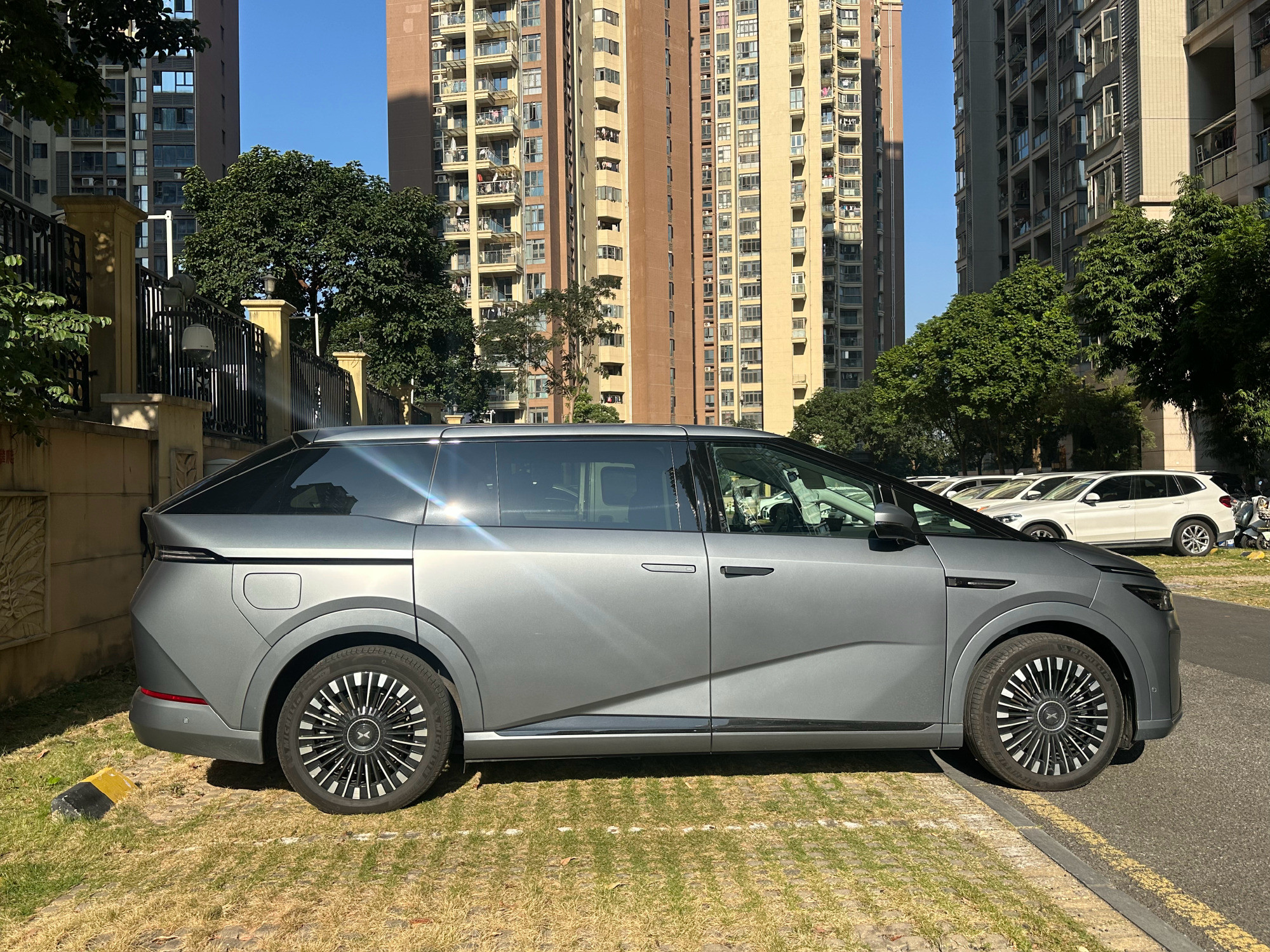 小鹏X9超级增程这台车堪称能源怪兽，63.3度的电池比自家小弟MONAM03