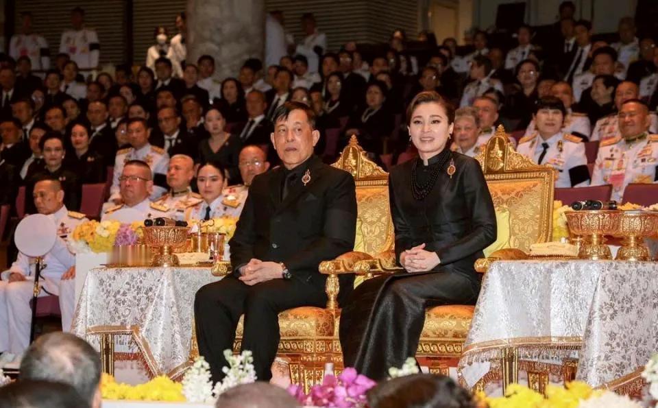 都替苏提达担心了，虽然位置是一人之下万人之上，但你看看这一人之下的一人，泰王