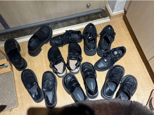 论打工人有多少双黑鞋子​​​