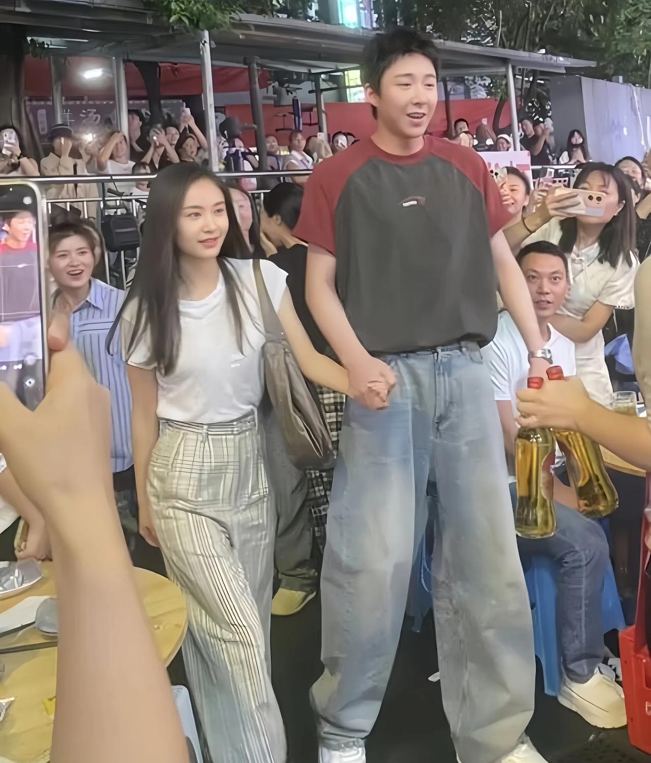 突然发现个子太高了也不是很好看啊！尤其是站在个子不高的人群中，这样会直接会把大高