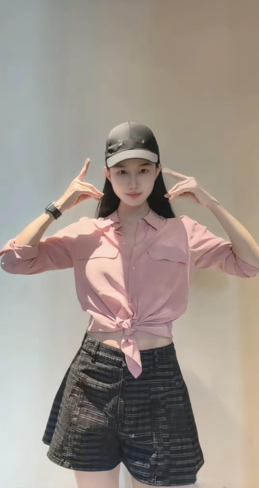 第一次去男友家，心里又紧张又期待。男友妈妈特别热情，拉着我的手问这问那，还一直夸