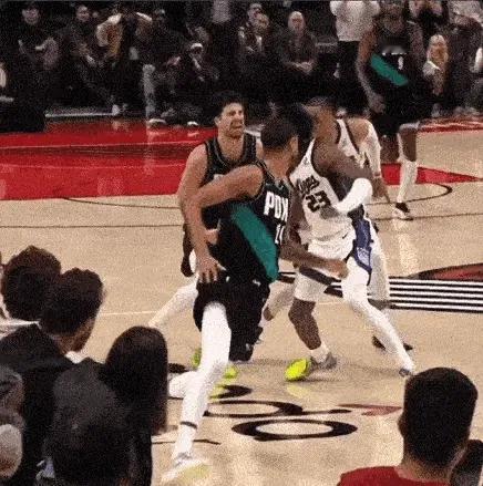 这球真是无敌了！昨天吹威少犯规的时候，我还跟朋友吐槽呢，这是裁判又在抢戏了，反