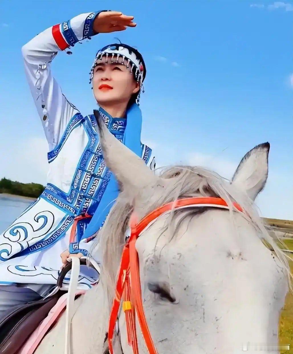 网红局长贺娇龙的真正死因是什么？其实就是她不会骑马，因为一次视频意外有了流量，让