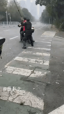 一个月几百块，你凭什么命啊