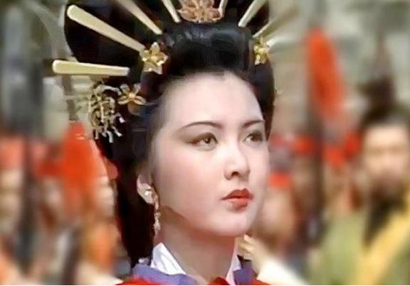 王昭君21岁时，丈夫刚去世，继子就冲进帐篷一把搂住她！王昭君瑟瑟发抖，给了他一巴