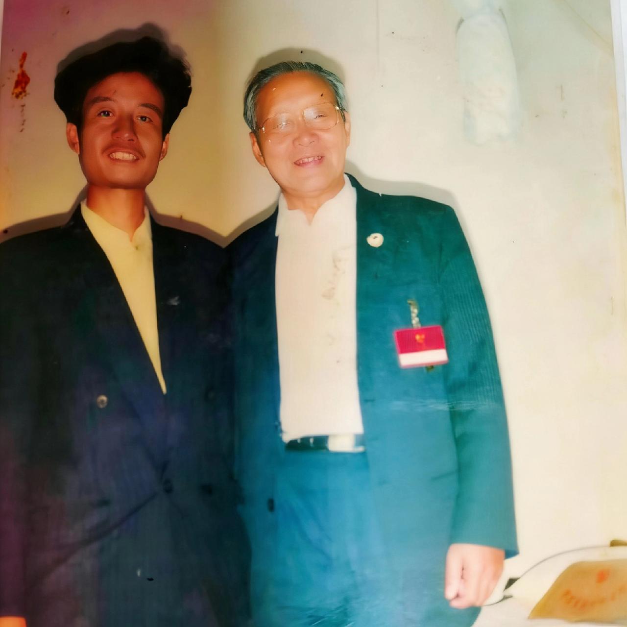 80年代，大特务沈醉在北京开会，同侄儿粟明君，一张罕见的合影，照片中的沈醉穿着西