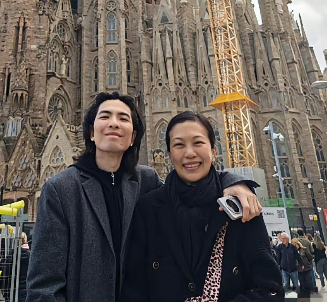 萧敬腾与妻子林有慧近日被拍到在西班牙甜蜜旅行，画面十分恩爱。林有慧今年52岁，比