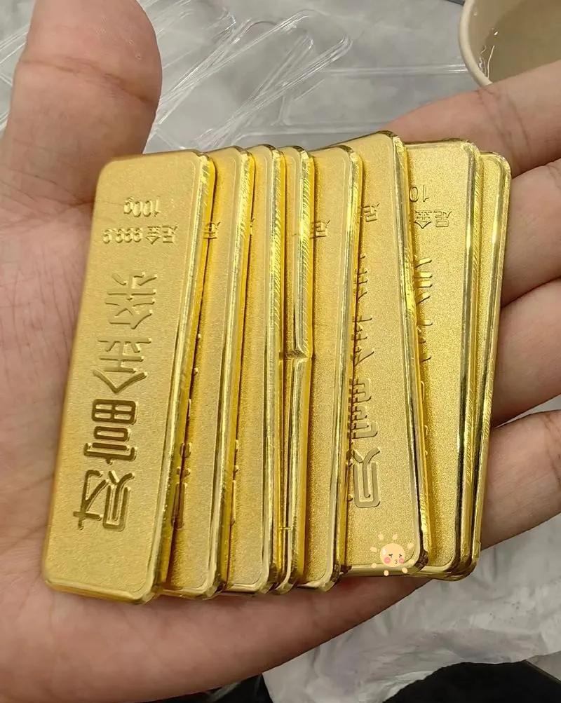 15年的时候脑子一热，买了8根金条，每根100克，总共花了21万6。当时金价27