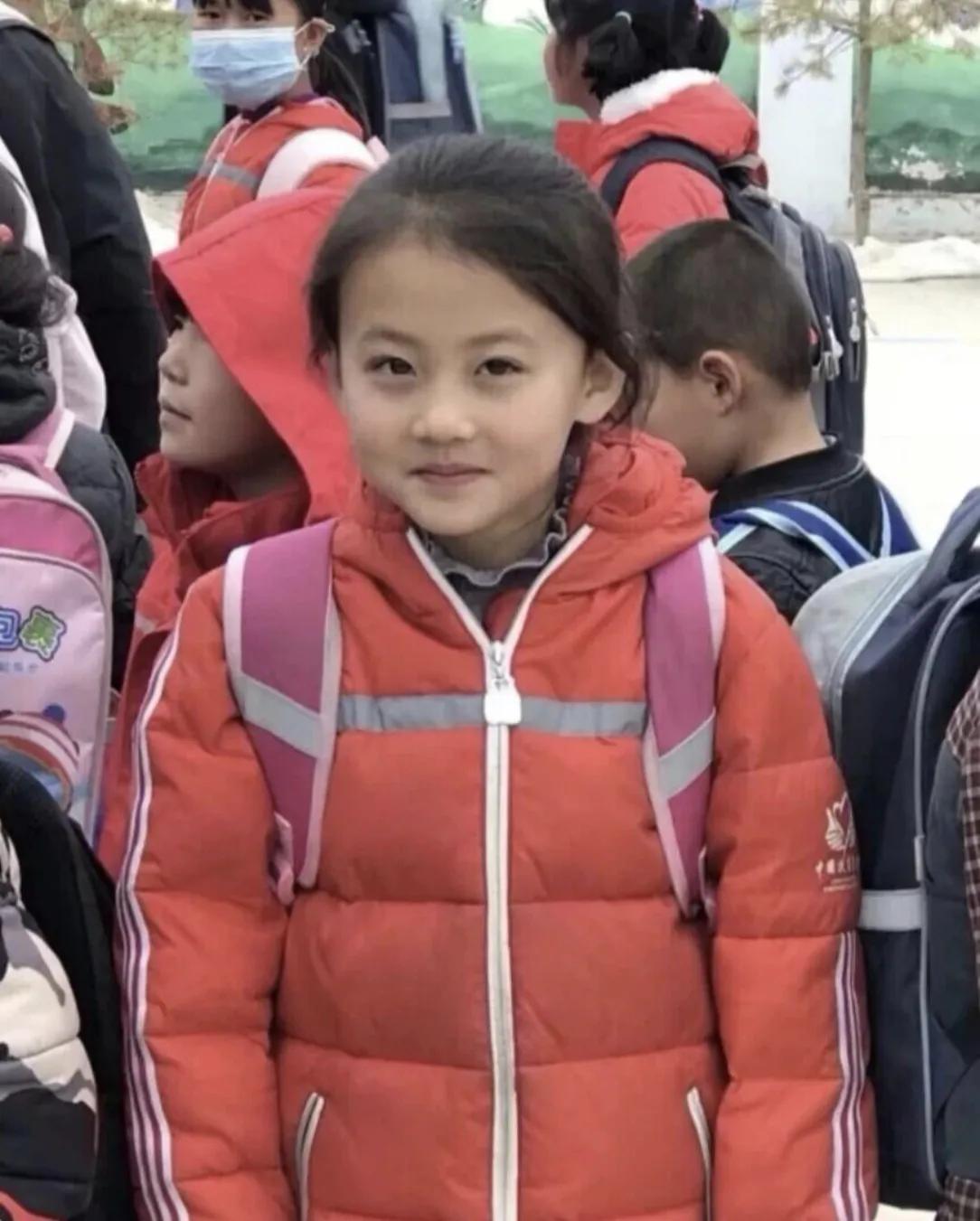 还记得当年爆火的微笑女孩铁嘉欣吗？短短6秒视频，她干净治愈的笑容打动无数网友，很