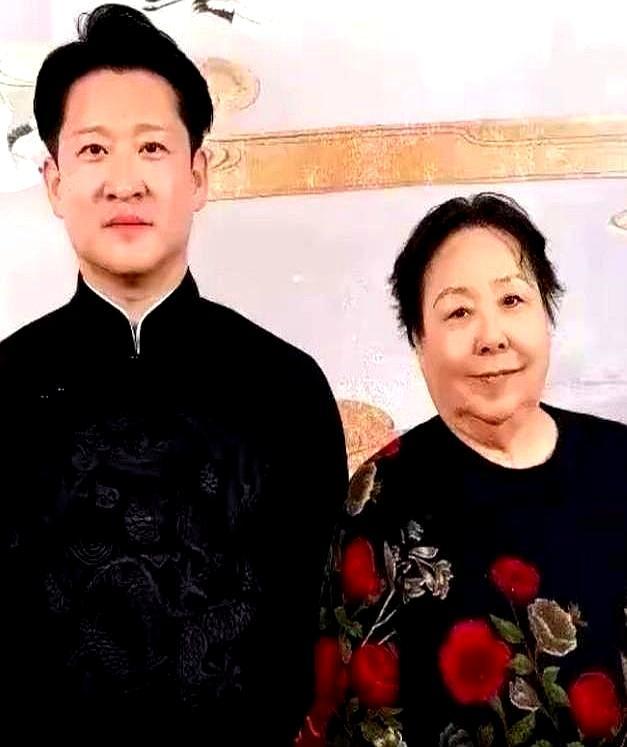 昨晚八点的抖音直播里，72岁的相声教育工作者马贵荣一句老先生这话不是空穴