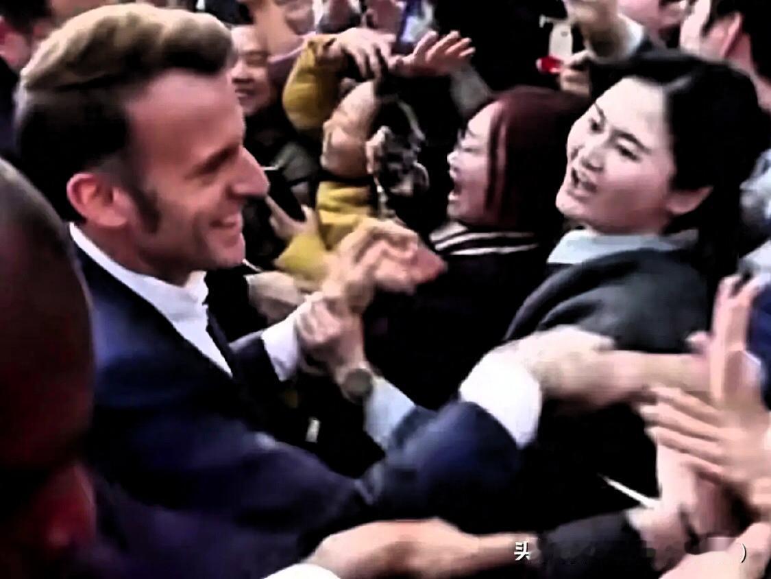 马克龙川大“脸红名场面”太好嗑！这哪是总统访校啊。分明是被青春热情撞了个满