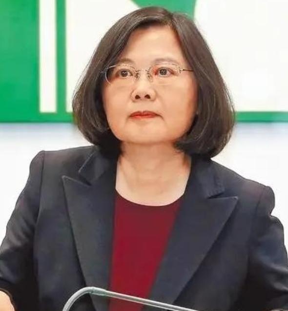 美国慌了？惊觉中国根本没打算“武统”。什么航母、导弹、围岛演习，全是障眼法？不，