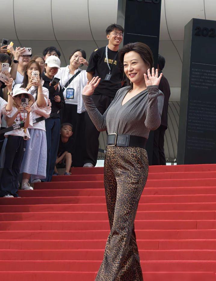 谁能想到红毯上这位大方爽朗的女士，今年47岁？容貌、精气神刚好契合这个年纪的状态