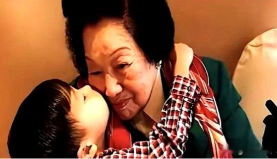 2013年，郭晶晶诞下长子霍中曦，90岁太奶奶吕燕妮在孙子霍启山搀扶下亲赴医院探