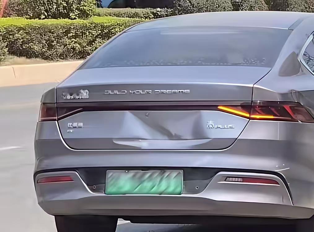 很多人奇怪新能源汽车为什么尾门都容易被追尾，而且他们还不维修。我看网上说什么的