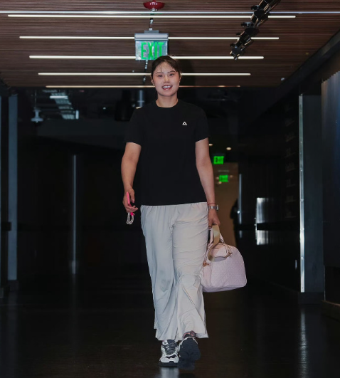 李月汝投进三分打开局面WNBA常规赛，中国球员李月汝效力的达拉斯飞翼客场挑战