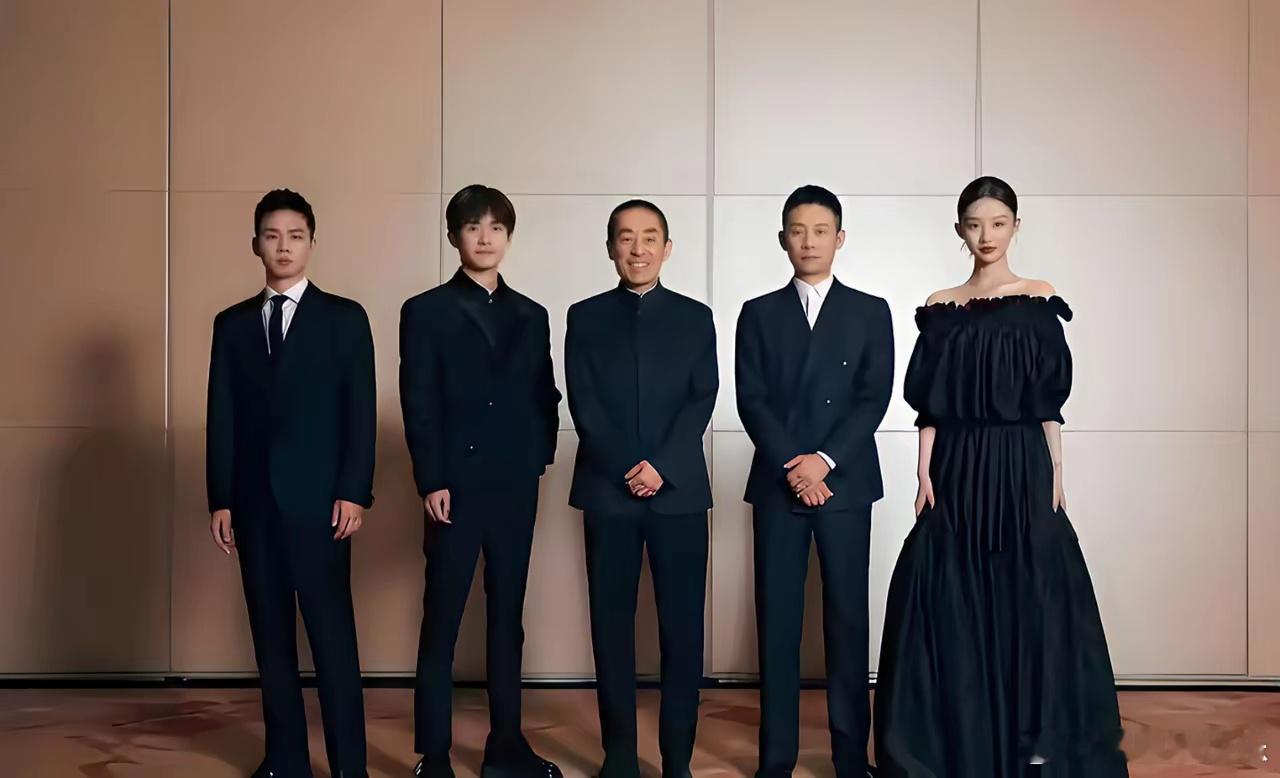 昨晚金鸡奖之后，华语电影圈四个阵营已经很明显。第一阵营是郭帆、饺子、吴京这类电影