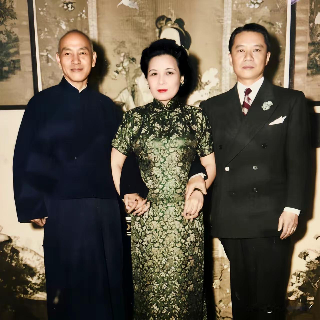 1943年，地点重庆，蒋介石与宋美龄在重庆见到宋子安，蒋介石热情接待，和夫人小舅