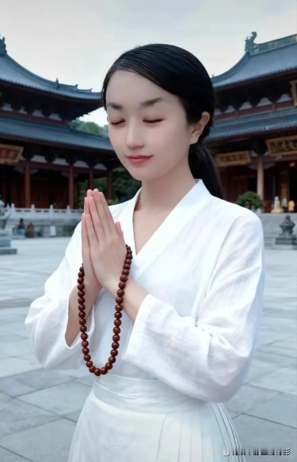 白衫合十立庭前，佛珠轻捻心自闲，飞檐红墙映日斜早晚朝拜三柱香。