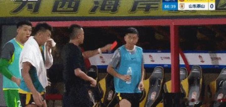 齐鲁德比尾声冲突，彭欣力直红、马德鲁加两黄变一红，到底发生了什么？青岛西海