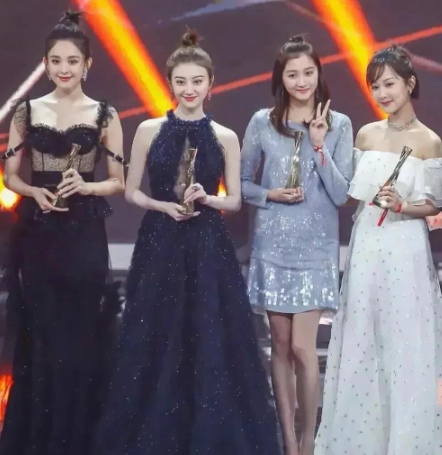 有没有发现一个现象，都是童星出道的关晓彤和杨紫，她们两个人不管怎么打扮，造型怎么