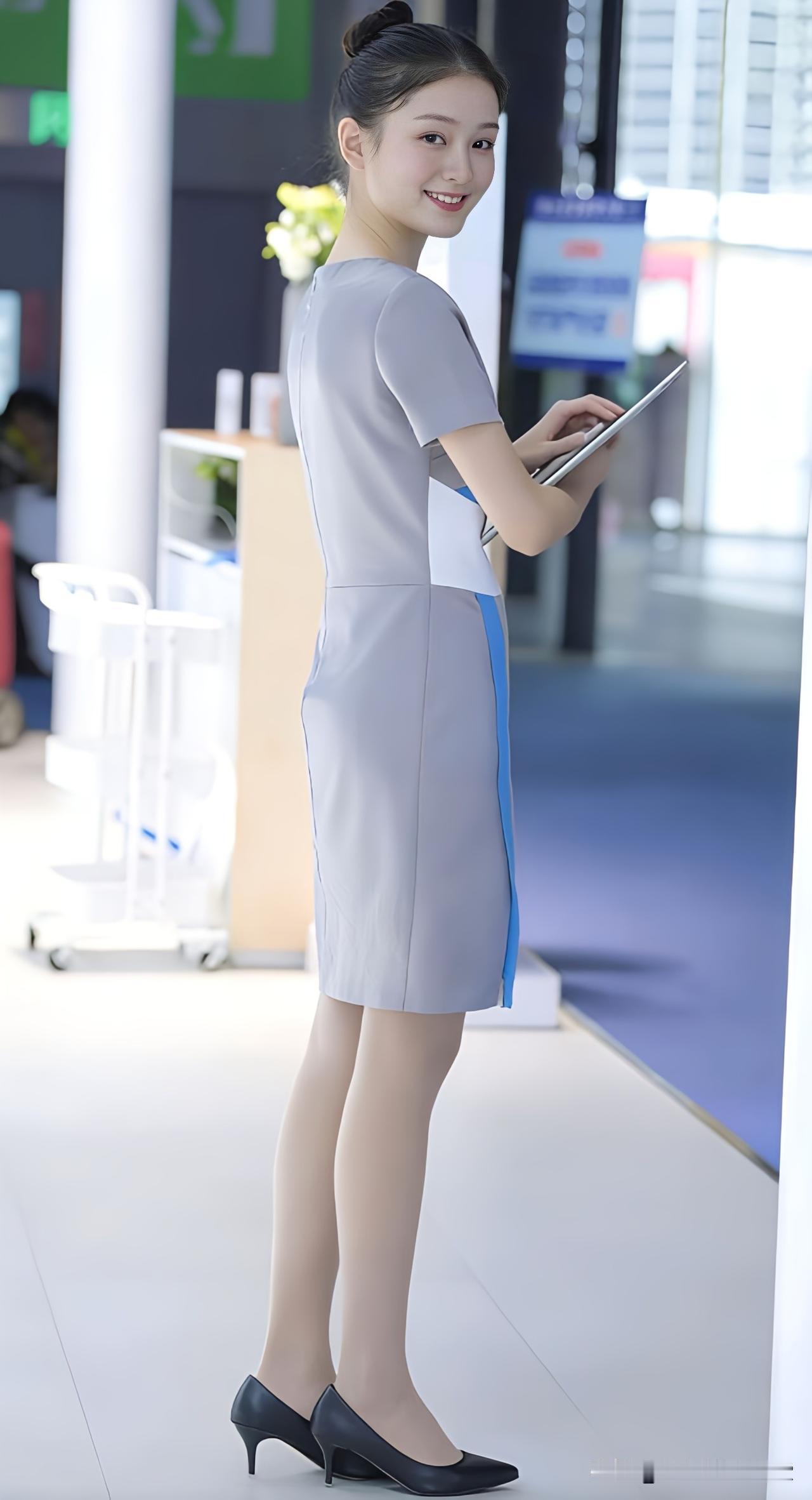 优雅职场风，自信微笑，时尚穿搭