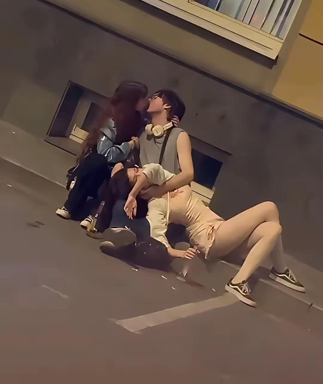 现在的年轻人，真有点让人看不懂了！半夜路过夜店那条街，瞅见仨人坐在路边，一个