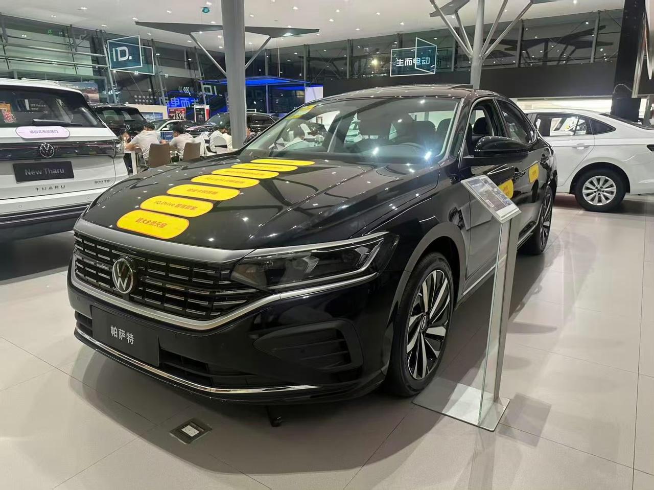 新款帕萨特真的有惊喜！它的前脸设计更年轻化，IQ.Light大灯超醒目，在路上回