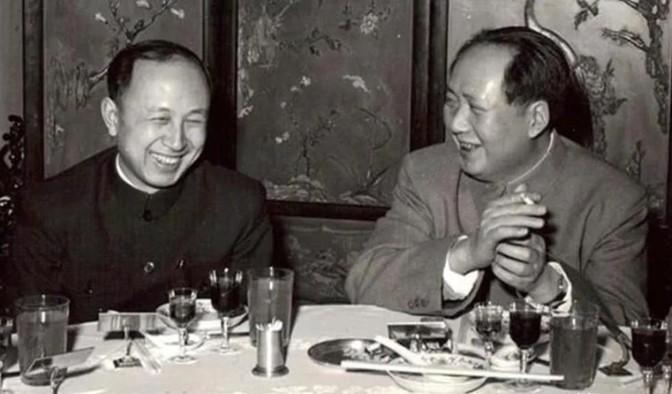 1964年，毛主席在自己的生日宴上，递给钱学森一支烟，而就当他要伸手接烟时，主席