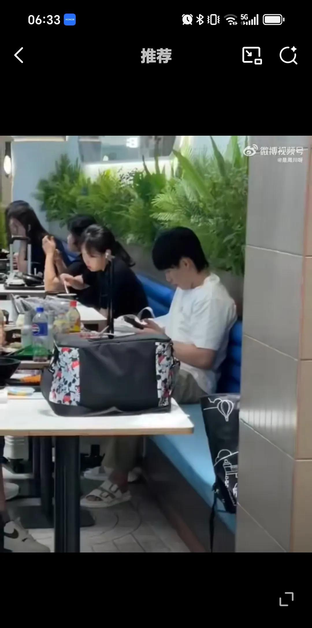7月2日梁靖崑和王楚钦机场吃饭，两人这次配合男双，现在机场就开始一起配合默契了。